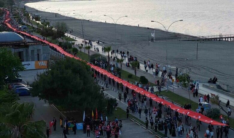 Samsun’da 1919 metrelikdev bayrakla yürüyüş düzenlendi